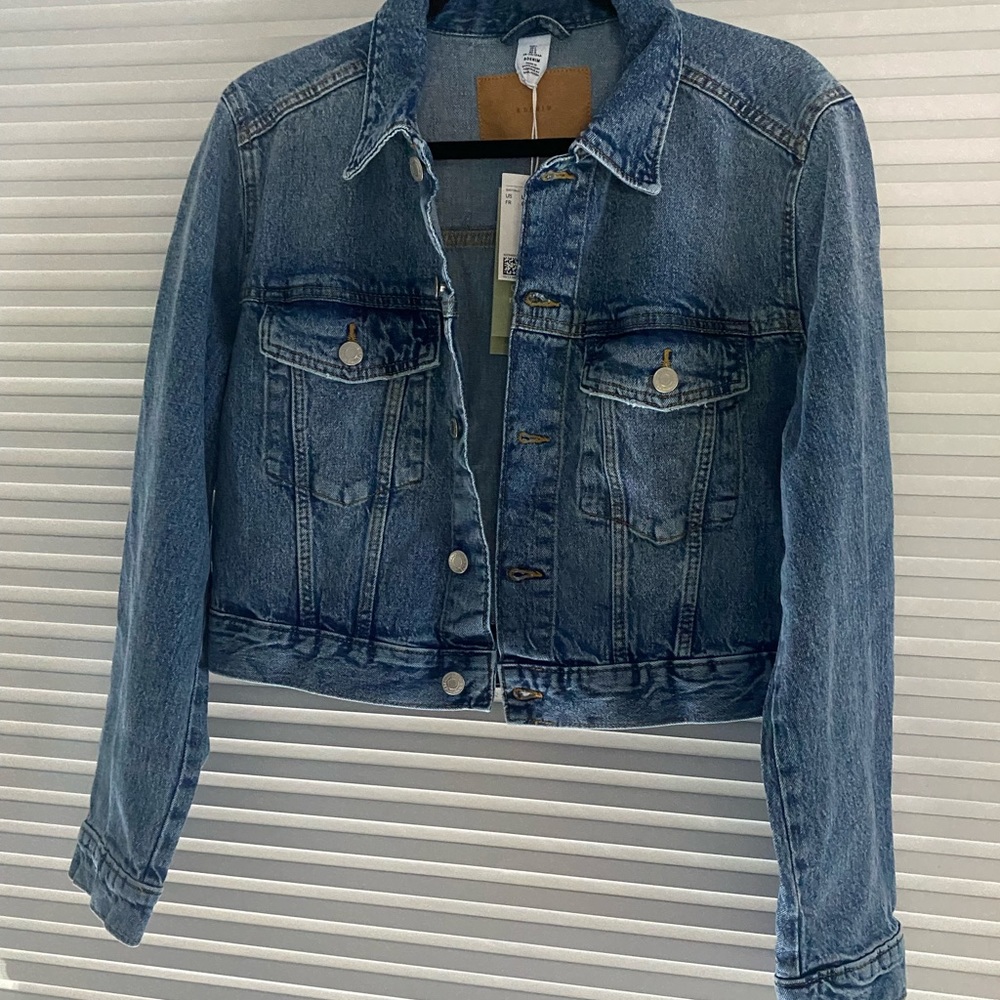 H&M cropped denim jacket. New with tags. Size large.